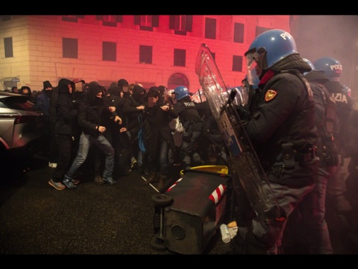 Scontri a corteo per Ramy a Roma, una trentina identificati