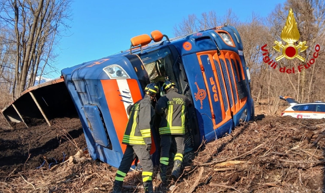 Autoarticolato finisce fuori strada e si ribalta