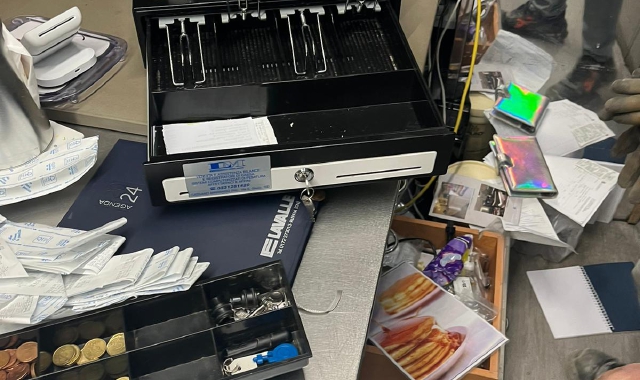 Il registratore di cassa svuotato e i cassetti messi a soqquadro