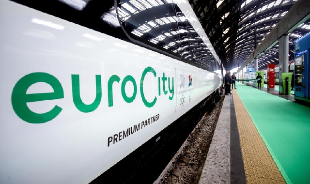 La nuova livrea di EuroCity su un treno alla stazione di Milano Centrale (foto Ansa)