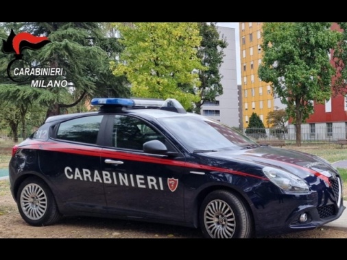 Abusi su una 19enne a Milano, un arresto e caccia al branco