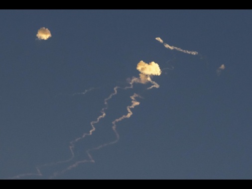 Sirene antiaeree, esplosioni a Kiev durante visita Starmer