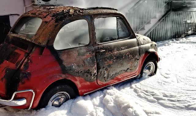 Box in fiamme, abitazione salva grazie alla schiuma