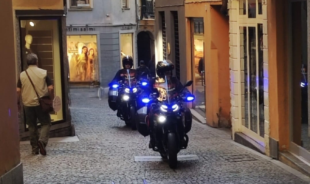 Tormenta figli ed ex moglie: manette