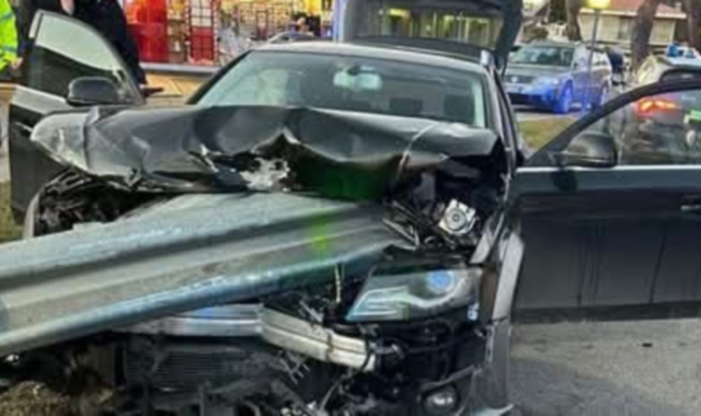 Auto contro il guardrail, donna miracolata