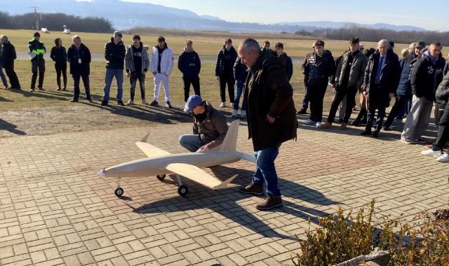 Il velivolo a Calcinate del Pesce