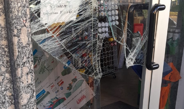 L’entrata del centro ricambi distrutta