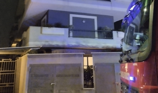 Auto in fiamme, condominio invaso dal fumo a Legnano