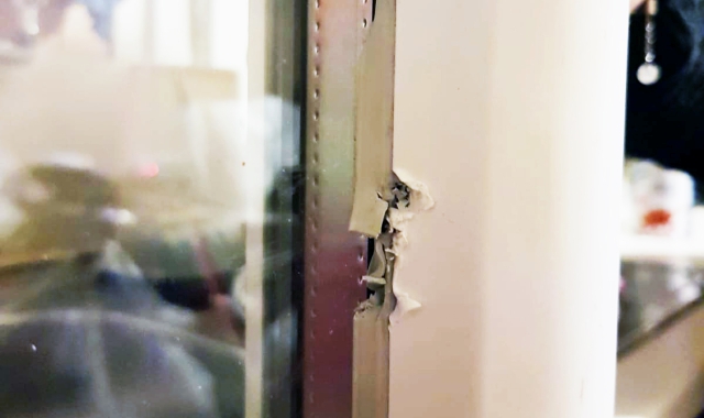 S’arrampicano e svuotano l’appartamento