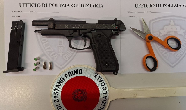 L’arma e le forbici sono state sequestrate dalla polizia locale di Castano Primo