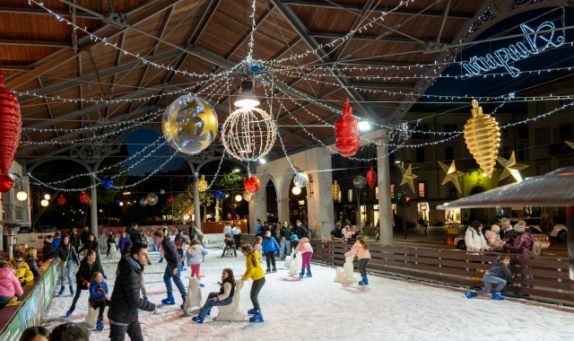 La pista di pattinaggio di Intra on ice