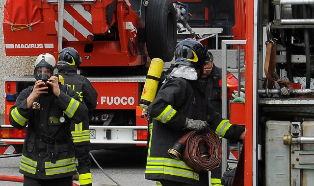 L’intervento dei vigili del fuoco ha permesso di spegnere l’incendio e di mettere in sicurezza casa e auto (foto Archivio)