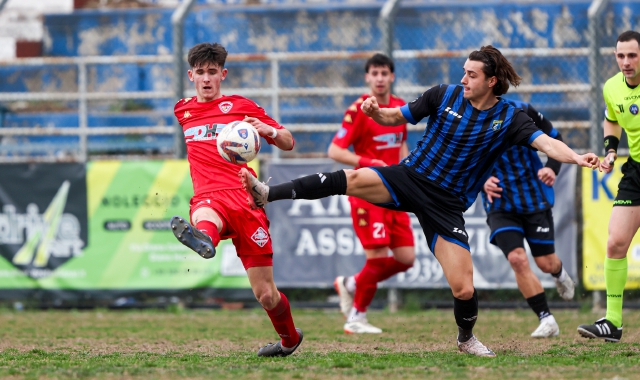 Un contrasto di gioco nella gara giocata dal Varese a Imperia  (foto Mattia Martegani)