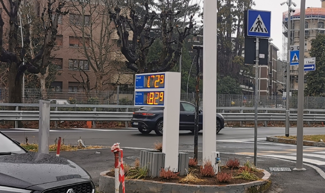 Un distributore di benzina a Varese