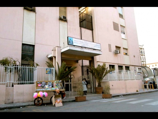 Si allontana da ospedale, 13enne violentata dopo aver bevuto