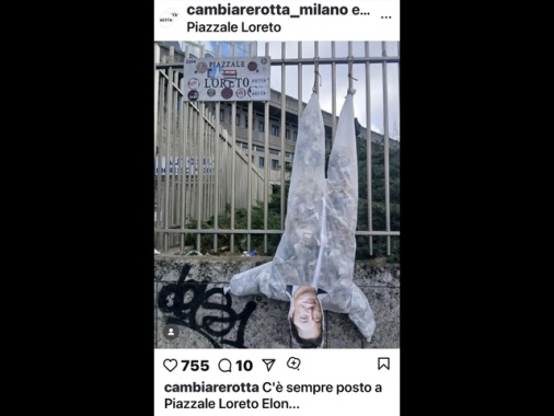 Fantoccio Musk a testa in giù a Piazzale Loreto, blitz studenti