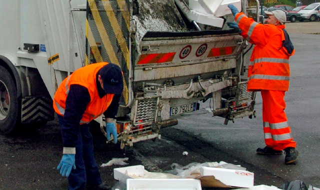 Raccolta dei rifiuti a Castellanza (foto Archivio)