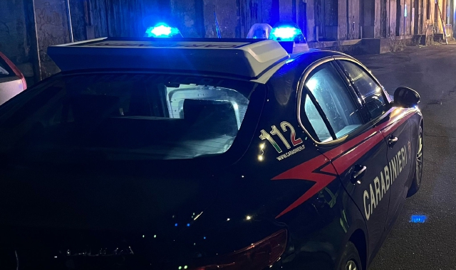 Non si fermano all'alt dei carabinieri. E si schiantano