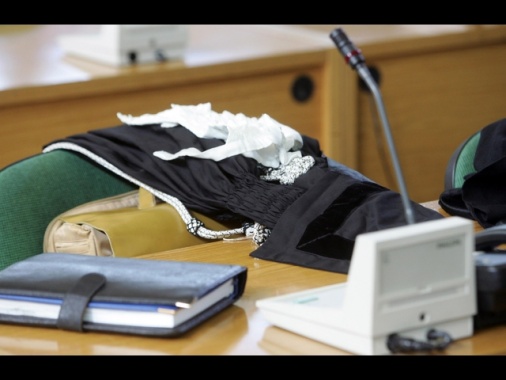 'Stai a casa' e vieta a moglie di lavorare, condannato