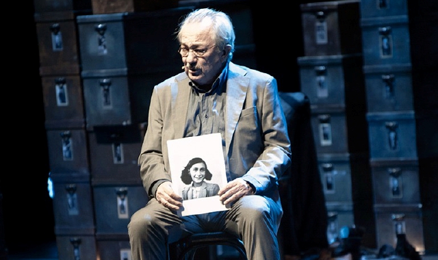 Remo Girone sul palco nello spettacolo “Il Cacciatore di Nazisti”