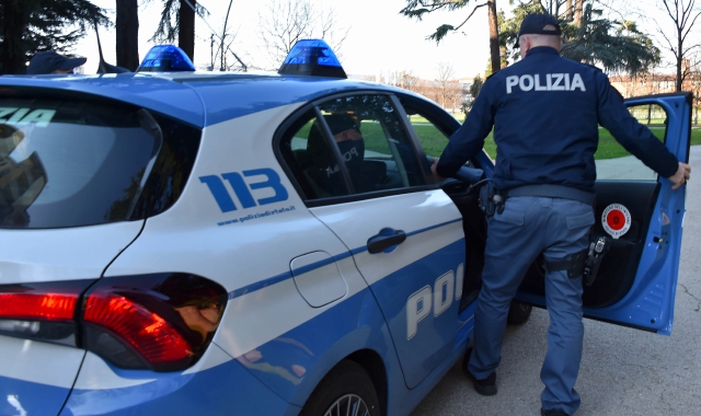 Tenta di lanciarsi dal sesto piano: salvata da un poliziotto