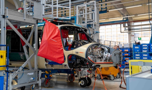 Uno degli elicotteri in fase di assemblaggio (foto Andrea Cogotti/BLITZ)