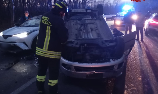 L’auto ribaltata sulla Sp 19 a Cairate