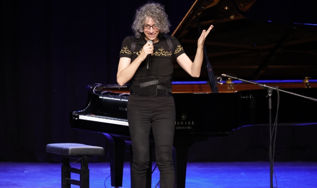 Giovanni Allevi sul palco del teatro Galleria di Legnano
