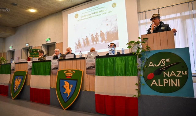 Un momento del convegno degli alpini all’istituto De Filippi di Varese (foto Blitz)