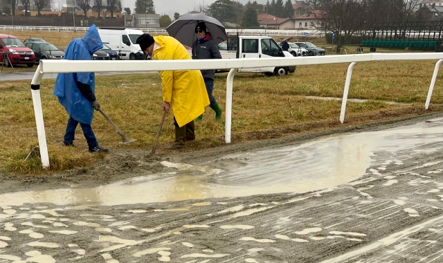 Nella foto lo stato della pista in sabbia, con gli operai al lavoro per la creazione dei canali di scolo