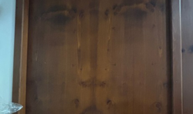 Antonio Calandro all’interno del suo locale, ad Arcisate. Su una parete è apparsa una serie di segni che, secondo il ristoratore, andrebbe a comporre il volto di Gesù