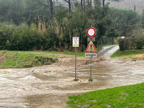 Bomba d'acqua a Firenze, strade allagate, si fermano anche tram