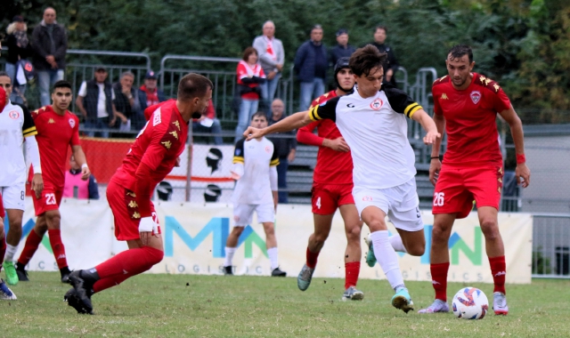 Il tiro di Spatari che all’andata aveva costretto il Varese a un deludente 2-2