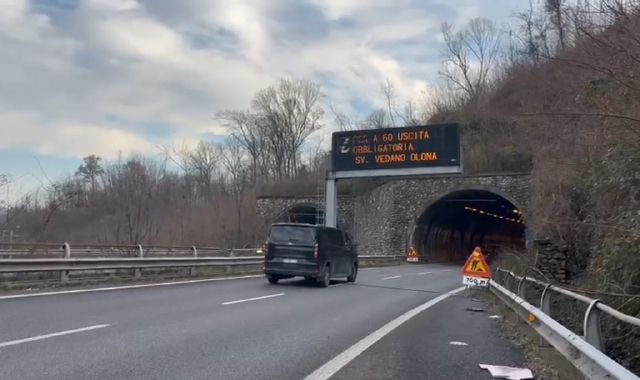 Il cartello che indica l’uscita obbligatoria a Vedano Olona