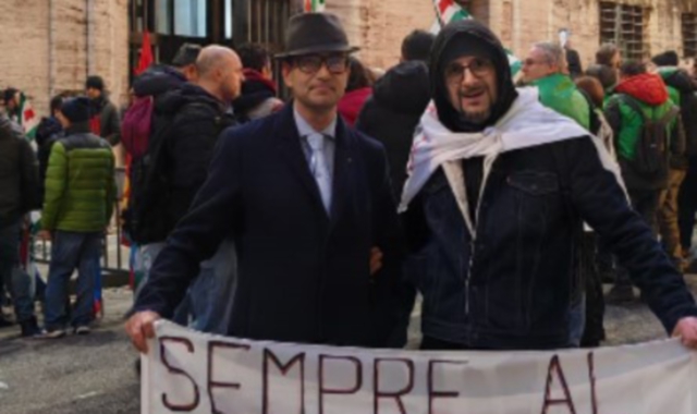 Il deputato varesino Antonio Ferrara al presidio dei lavoratori davanti al ministero