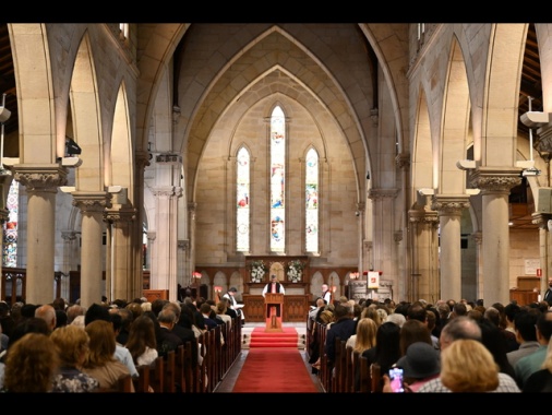 Donna vescovo anglicana denuncia collega per scandalo sessuale