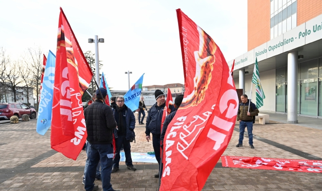 Il presidio di venerdì 24 gennaio 2025 davanti all’ospedale di Circolo di Varese: le sigle sindacali avevano chiesto la revisione dell’appalto 