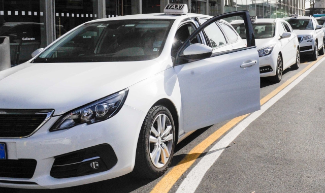 Tassista picchiato nella notte da conducente Ncc