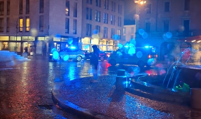 Cinquanta giovani in piazza, arriva la polizia. Ma è falso allarme