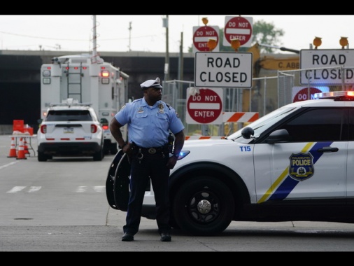Usa: piccolo aereo si schianta a Philadelphia, case in fiamme