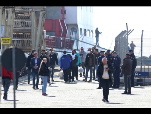 Partita dall'Albania la nave con i 43 migranti verso Bari
