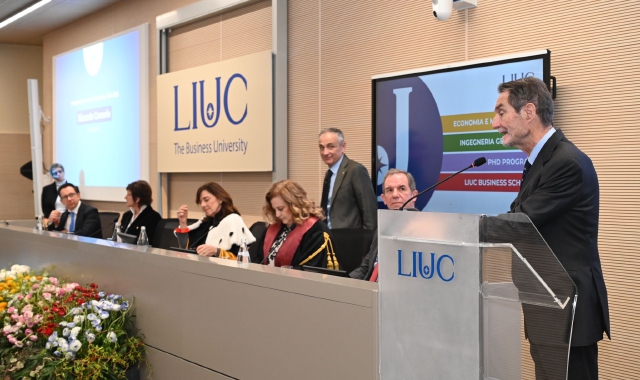 I bambini della scuola dell’infanzia all’inaugurazione dell’anno accademico della Liuc  (foto Blitz)