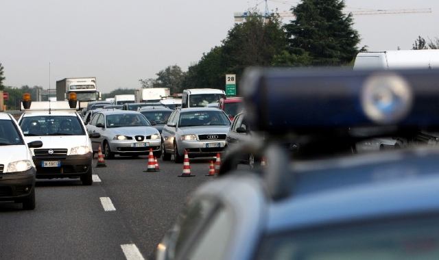 Schianto sulla A8: traffico paralizzato per ore verso Milano, due feriti
