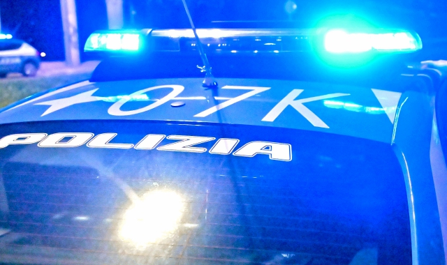 Varese, imbratta un negozio e spintona un poliziotto: arrestato