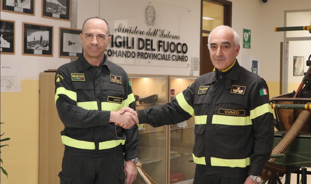 Il comandante provinciale Mario Abate durante il passaggio di consegne a Cuneo con Corrado Romano