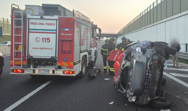 Schianto in autostrada: auto ribaltata