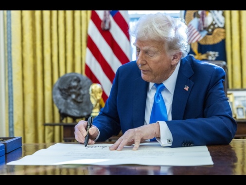 Trump firma ordine per massima pressione sull'Iran