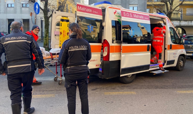 Cade in strada a Malnate: sangue, paura, poi il sollievo