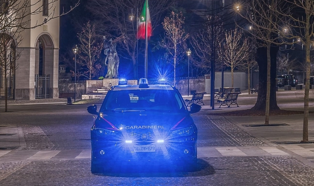 Picchia la moglie e la costringe a partire in treno