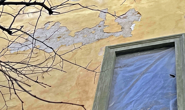 Facciate scrostate, lavori in ritardo: la sofferenza dell’ex Caserma Garibaldi